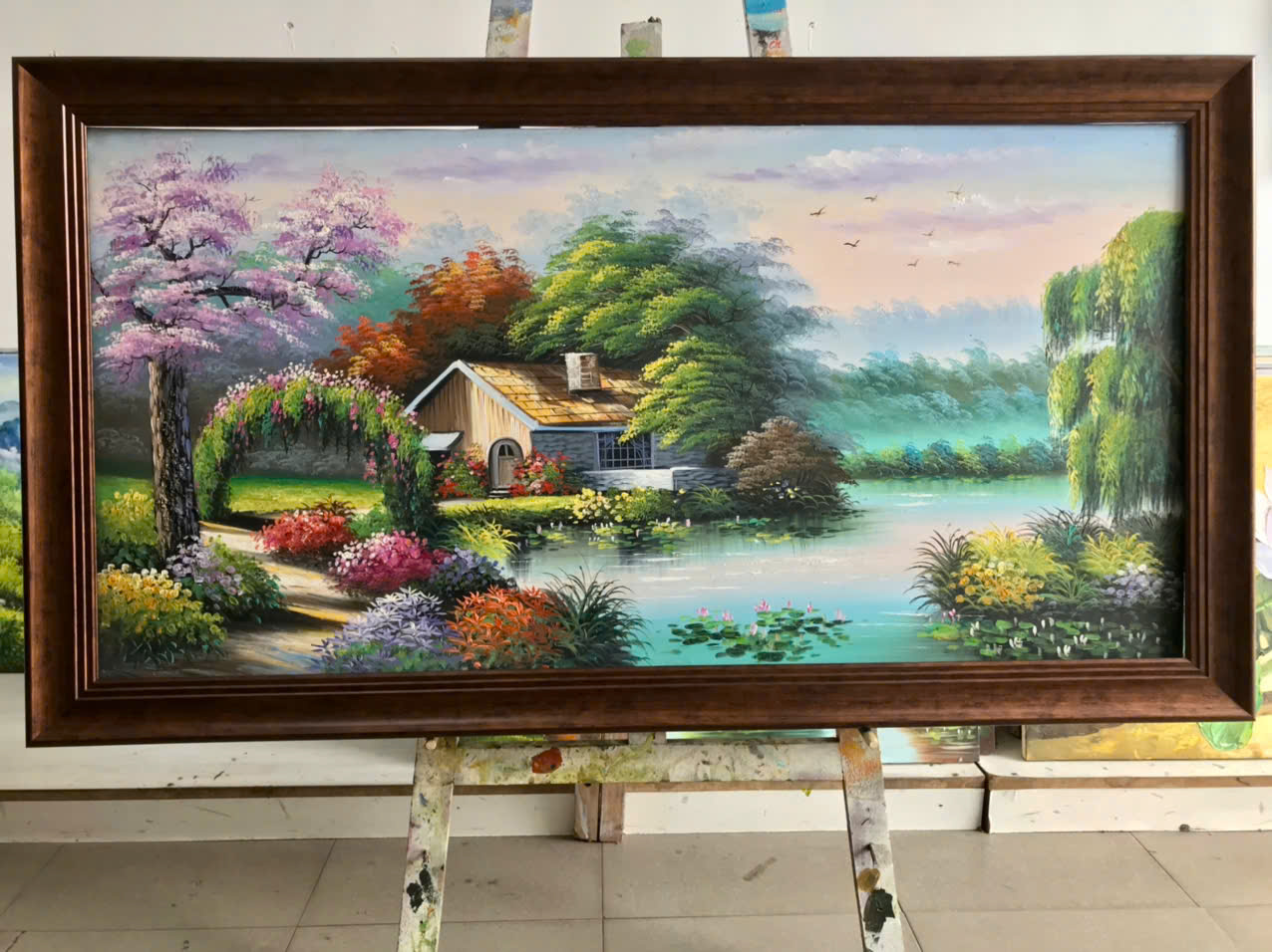tranh về khu nhà nhỏ ven hồ làm tranh treo tường phòng khách